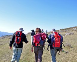 Trekking su lunga distanza per gli itinerari dei sentieri delle Alpes de Haute Provence.