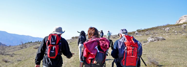 Trekking su lunga distanza per gli itinerari dei sentieri delle Alpes de Haute Provence.