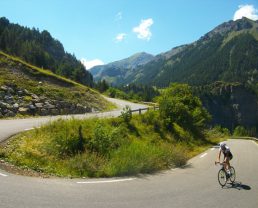 Vélo dans le col de la Bonnette Restefond en Ubaye photo ADT04/Gbe