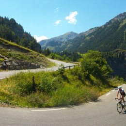 Vélo dans le col de la Bonnette Restefond en Ubaye photo ADT04/Gbe