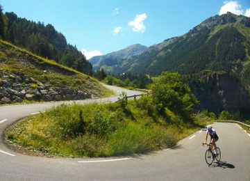 Vélo dans le col de la Bonnette Restefond en Ubaye photo ADT04/Gbe