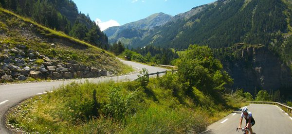 Vélo dans le col de la Bonnette Restefond en Ubaye photo ADT04/Gbe