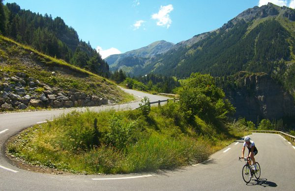 Vélo dans le col de la Bonnette Restefond en Ubaye photo ADT04/Gbe