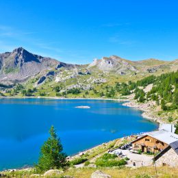 rifugi sul lago di Allos nel Parco nazionale del Mercantour