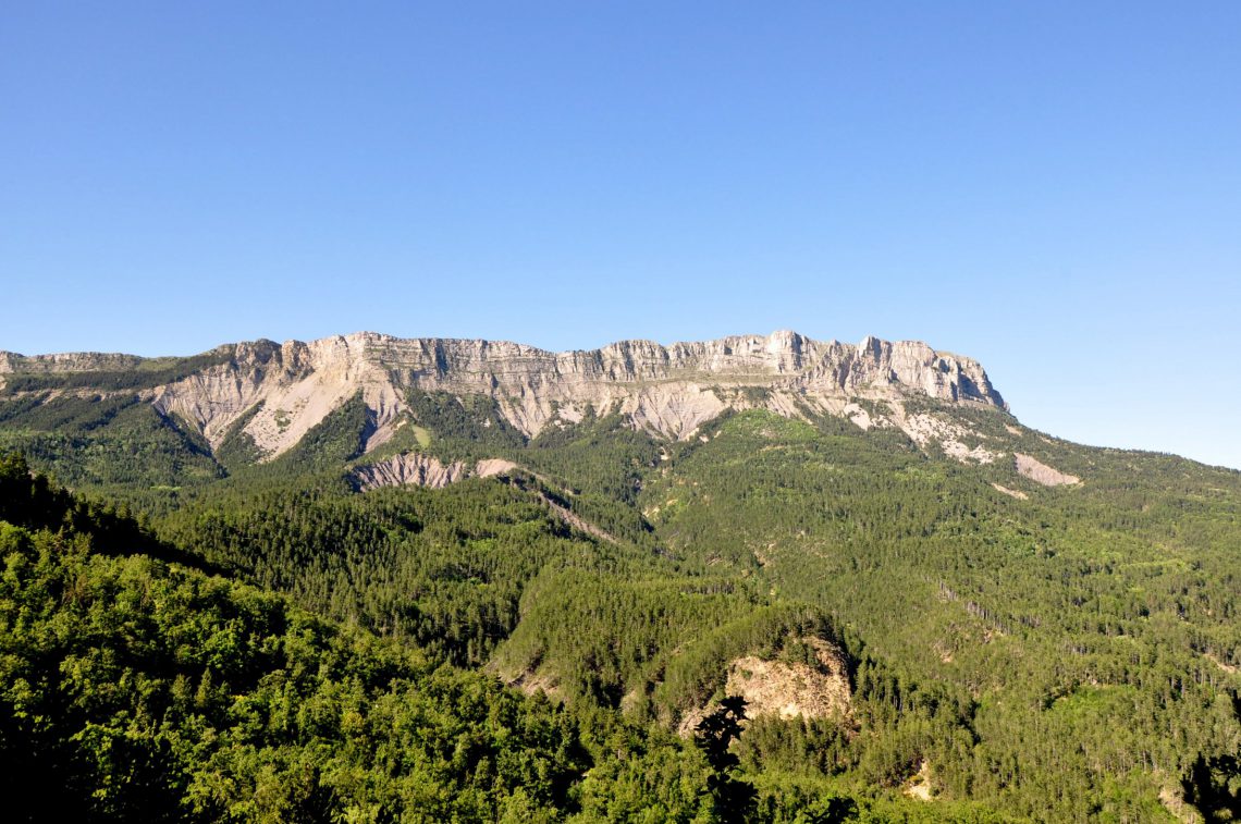 Géruen visto dal passo Fontbelle nelle Riserva naturale nazionale geologica di Haute-Provence
