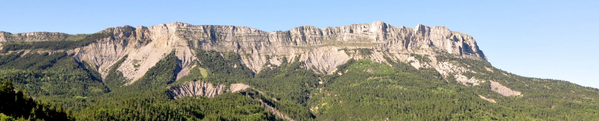 Géruen visto dal passo Fontbelle nelle Riserva naturale nazionale geologica di Haute-Provence