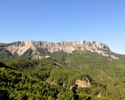 Géruen visto dal passo Fontbelle nelle Riserva naturale nazionale geologica di Haute-Provence