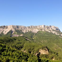 Géruen visto dal passo Fontbelle nelle Riserva naturale nazionale geologica di Haute-Provence