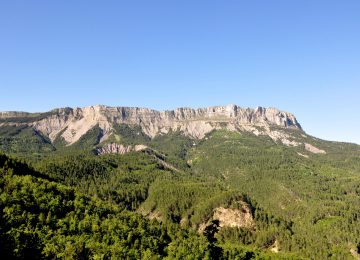 Géruen visto dal passo Fontbelle nelle Riserva naturale nazionale geologica di Haute-Provence