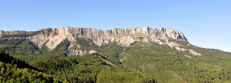 Géruen visto dal passo Fontbelle nelle Riserva naturale nazionale geologica di Haute-Provence